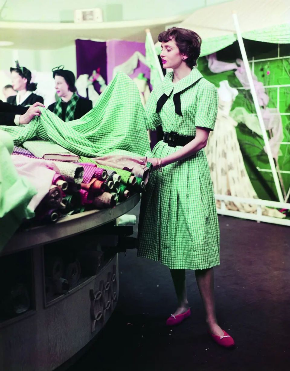 时装与妇女"解放"|二战后的裙子经历了怎样的变革_腾讯新闻