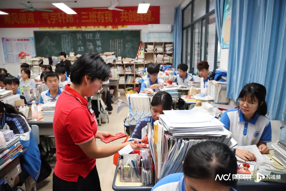 惠州市华罗庚中学考点,考生手捧鲜花进入学校.