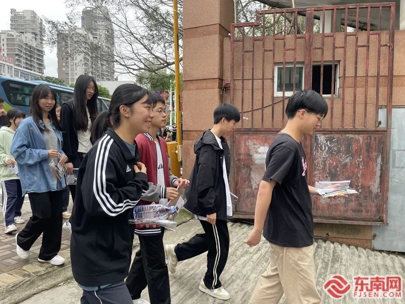 福清一中考点考生入场.