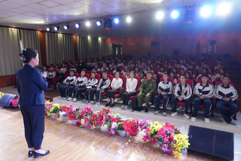 宣讲小分队在巴里坤哈萨克自治县第三中学进行宣讲.