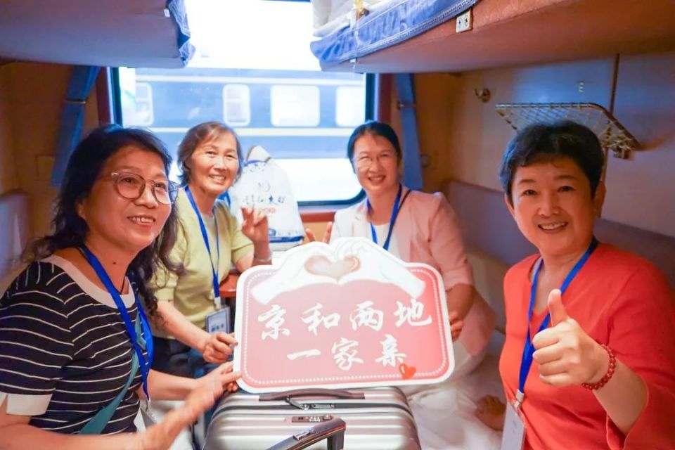 北京车辆段运管科副科长任江龙介绍,此次旅游专列安排4名车辆乘务员