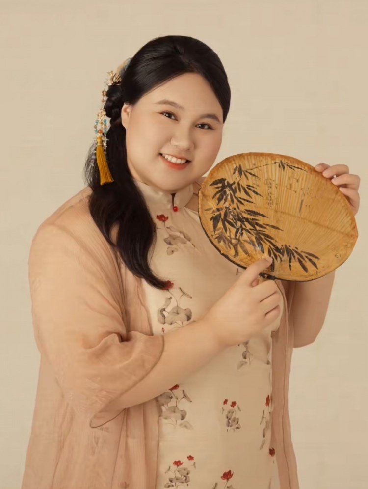 李雯雯晒旗袍照:不管结局怎么样,要敢于尝试