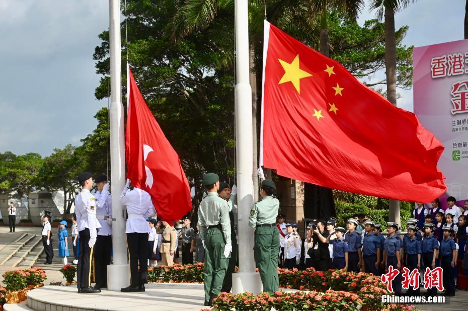 香港青少年在金紫荊廣場參與五四升旗禮