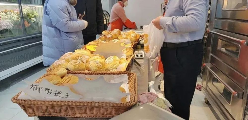 当年青人涌入 2 元面包店：极致低价背后，能赚到钱吗？- 两块钱一个的面包还有奶油