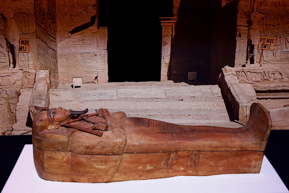 新华社/路透这是4月3日在法国巴黎拍摄的埃及法老拉美西斯二世的棺材.