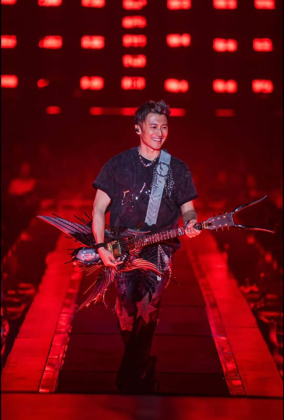 热点||天后应援、儿子现身，谢霆锋演唱会引爆全网，流量如何进化成巨星？-腾讯新闻