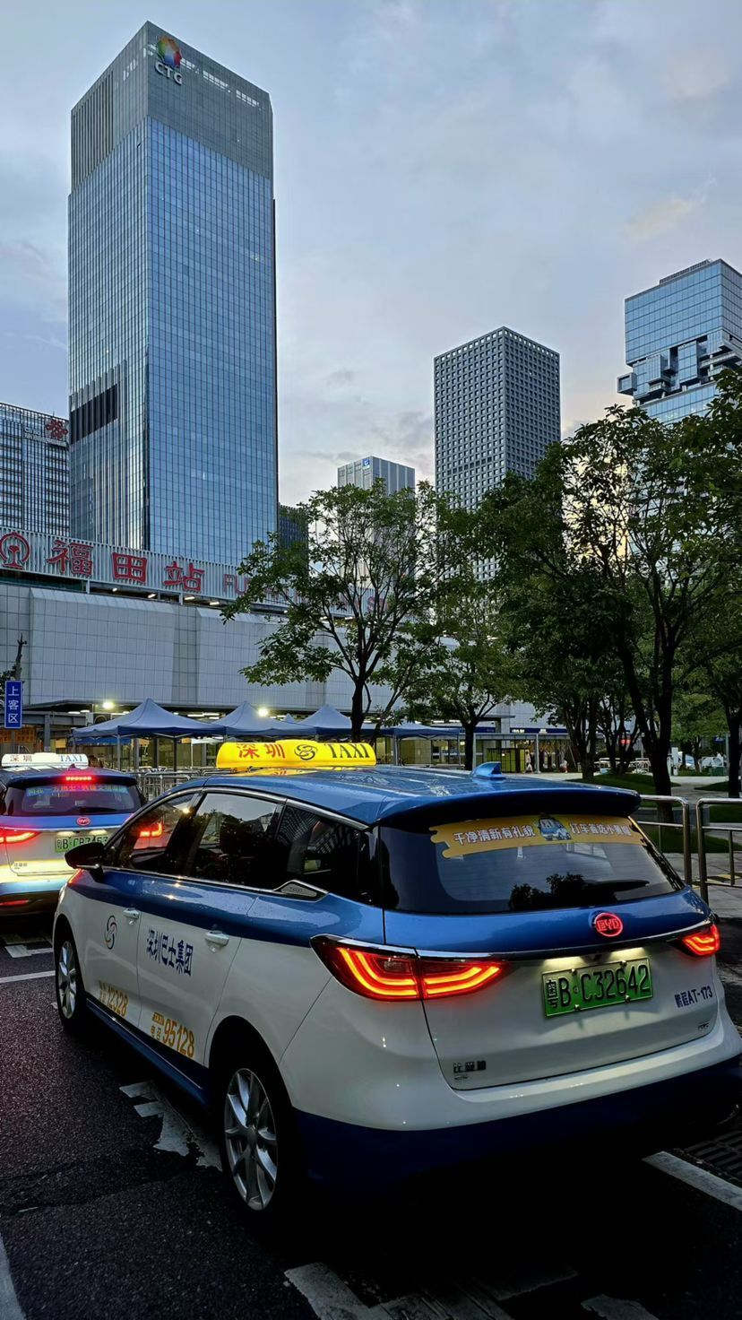 深巴出租车顶灯统一升级,全新"小黄帽"温暖上线