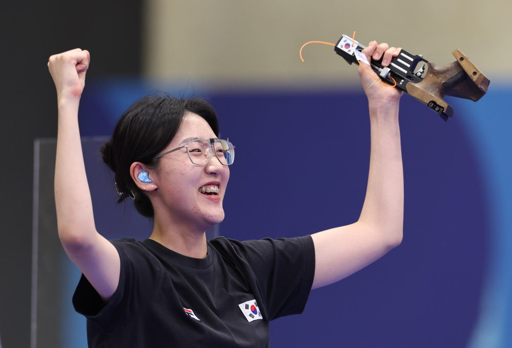 8月3日,冠军韩国选手梁智仁在颁奖仪式上.新华社记者 张帆 摄