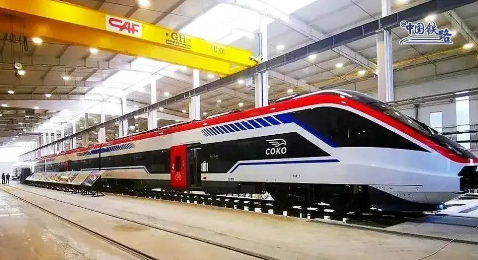 塞尔维亚当地时间6月7日12时,中国研制的匈塞铁路高速动车组在