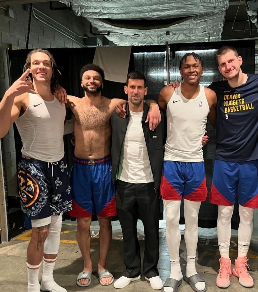 掘金众将赛后和网坛goat德约科维奇开心合影