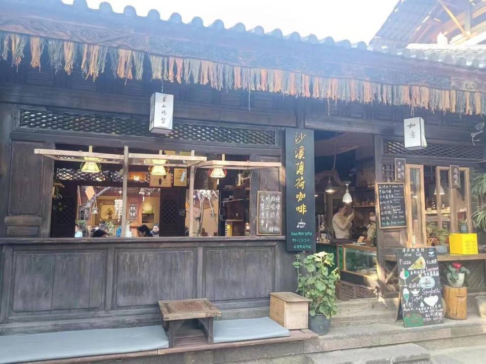 "杨女士是云南沙溪古镇一家咖啡馆的老板,2023年,由刘亦菲和李现主演