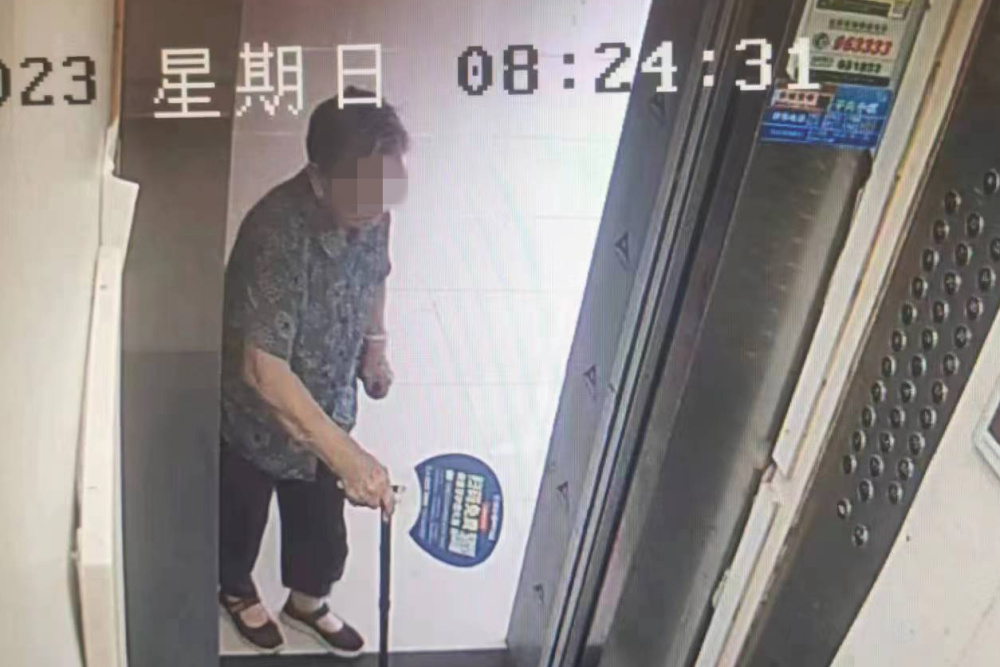 武汉90岁老人意外走失暴走街头10小时， 民警查找近百个视频寻回老人_腾讯新闻