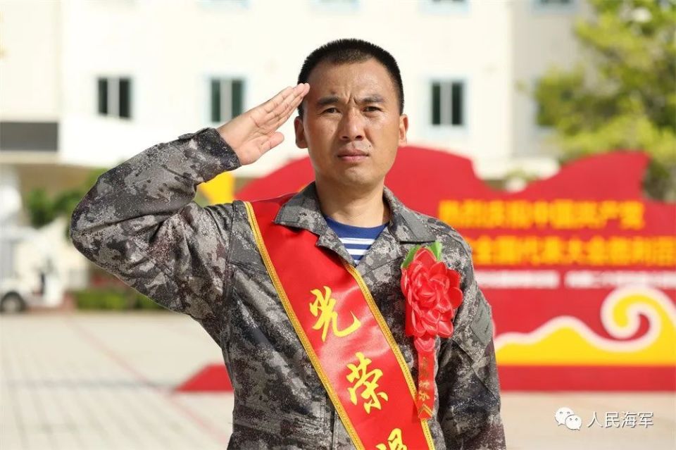 邱华胸带红花,光荣退伍举行老兵复退仪式12月1日,海军西沙某水警区