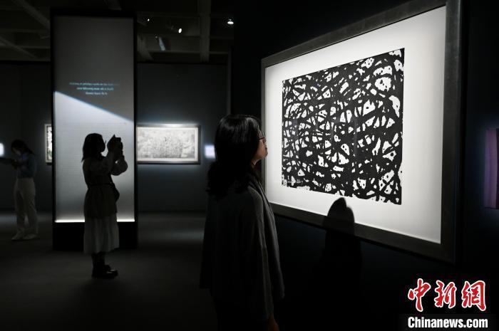 香港艺术馆“吴冠中——黑·白·灰”专题展览探究绝美色调_腾讯新闻