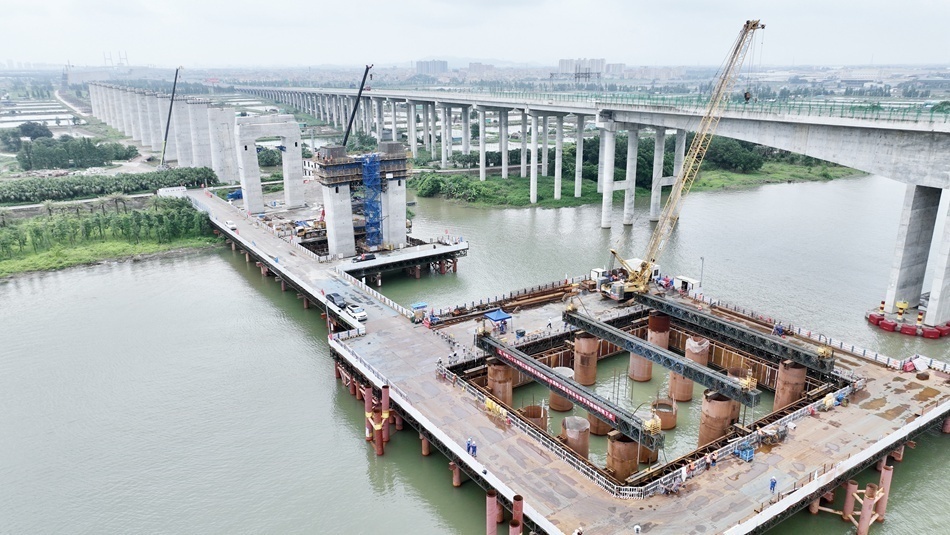 深江铁路跨虎跳门水道主桥首节钢围堰顺利下水