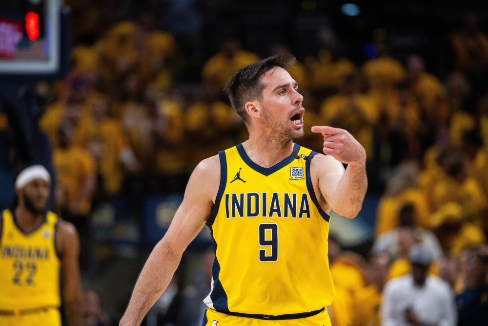 麦康纳对阵尼克斯系列赛送出40 助&失误不超10次 史上替补首人