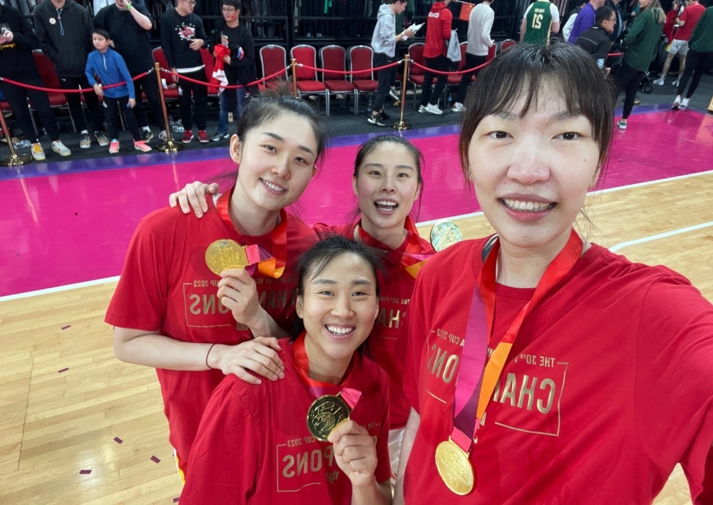 中国女篮全家福出炉,韩旭,李梦在外征战-腾讯新闻