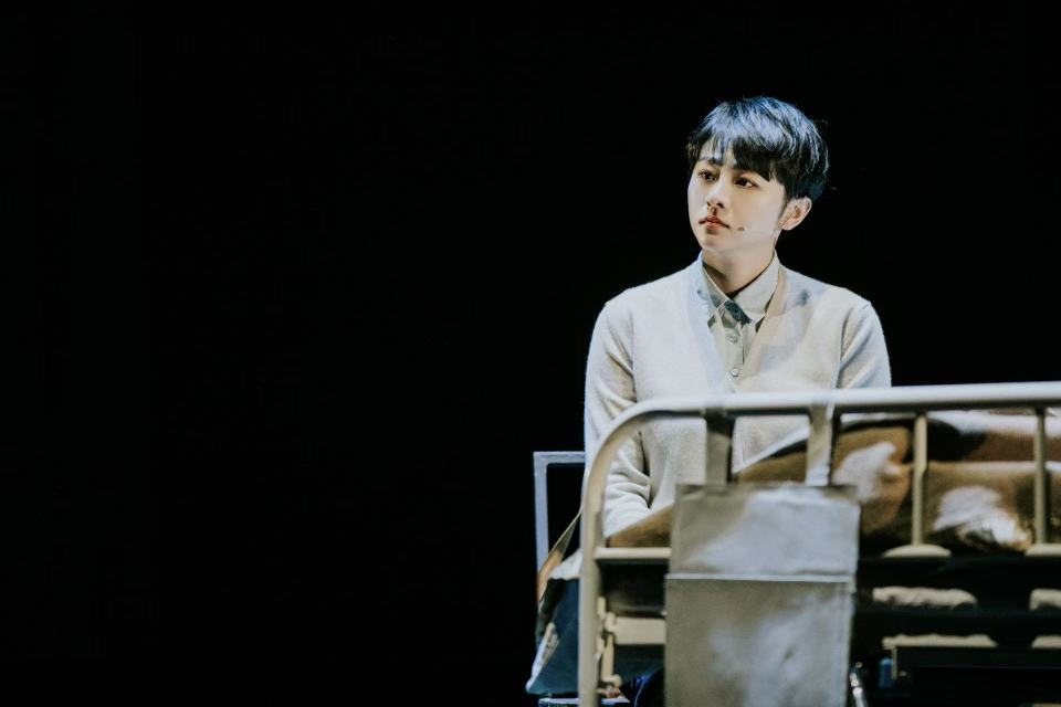南吉亮相央华版《如梦之梦》 话剧首秀凭演技获好评_腾讯新闻
