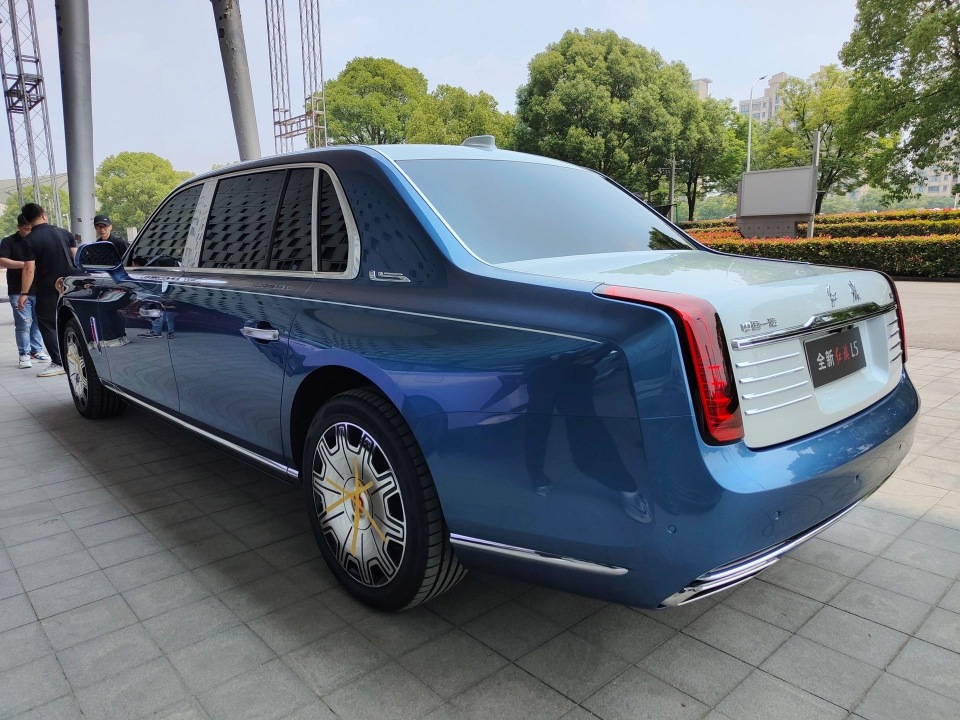 新一代红旗l5现身街头,长近6米 升降立标,搭v8动力