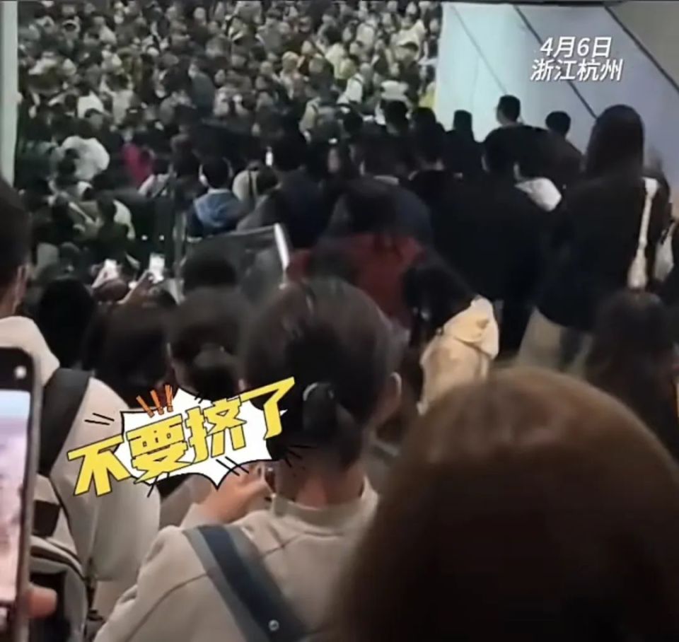 一火车站发生踩踏事件，造成至少9人受伤！_腾讯新闻