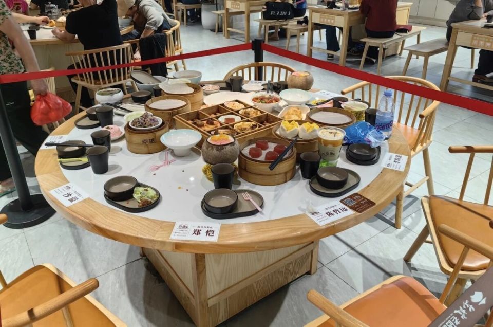 海南一商铺围挡“跑男”用餐残羹引热议：有何意义？