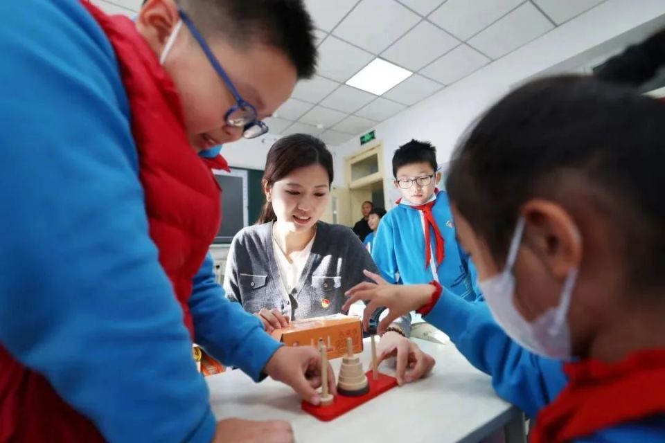 在西城区宏庙小学低年级部的作息时间表上可以看到,与大多数学校上午