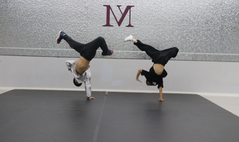 动作接续而来……翻滚,跳跃,倒立走进舞蹈训练室书写拼搏的青春用自己