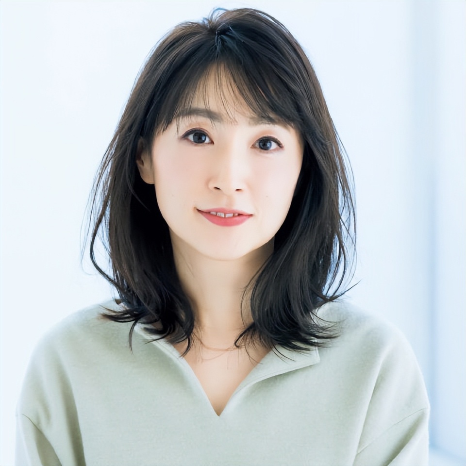 告别大妈感,45岁女性必备的10款"锁骨卷"发型:既时髦又气质