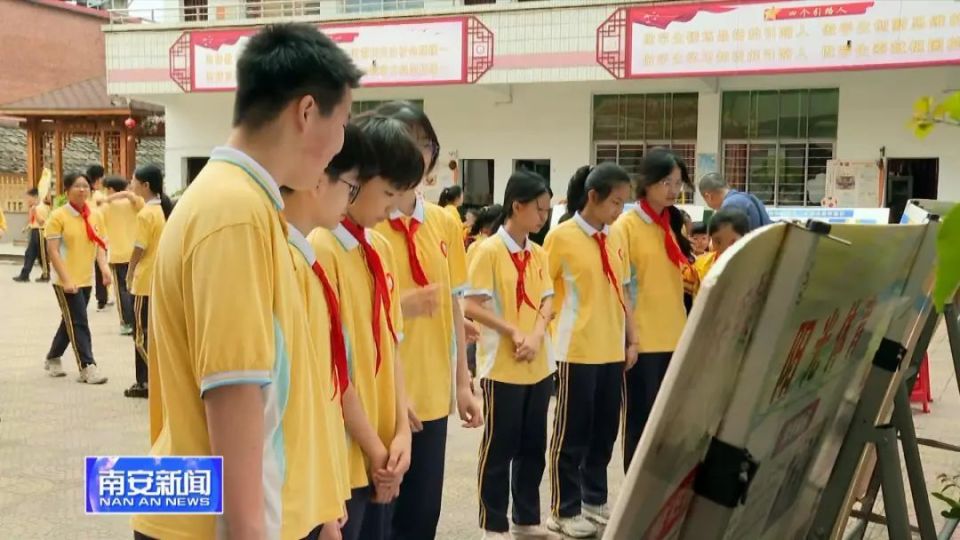 这已经是满山红村两委连续五年来在"六一"儿童节进校园开展送校服活动