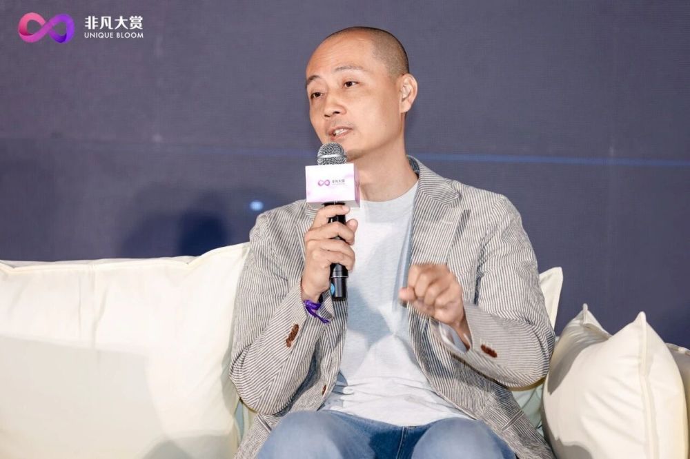问AI该选哪个人当女朋友，它居然说全都要 · 原文图片 1