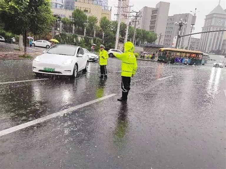 交警雨中执勤图片