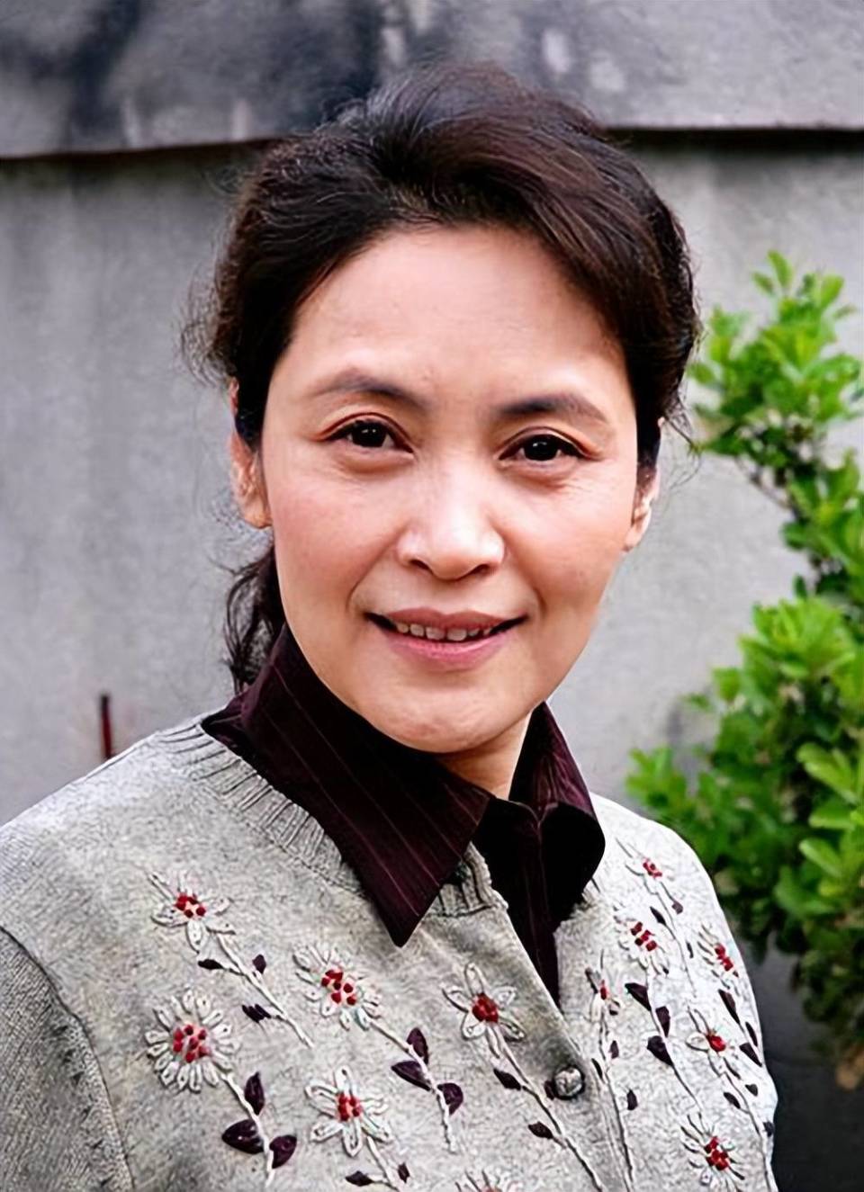 内娱50后演技最强十位女明星排名,"千面演技派"奚美娟仅居第三,你猜谁
