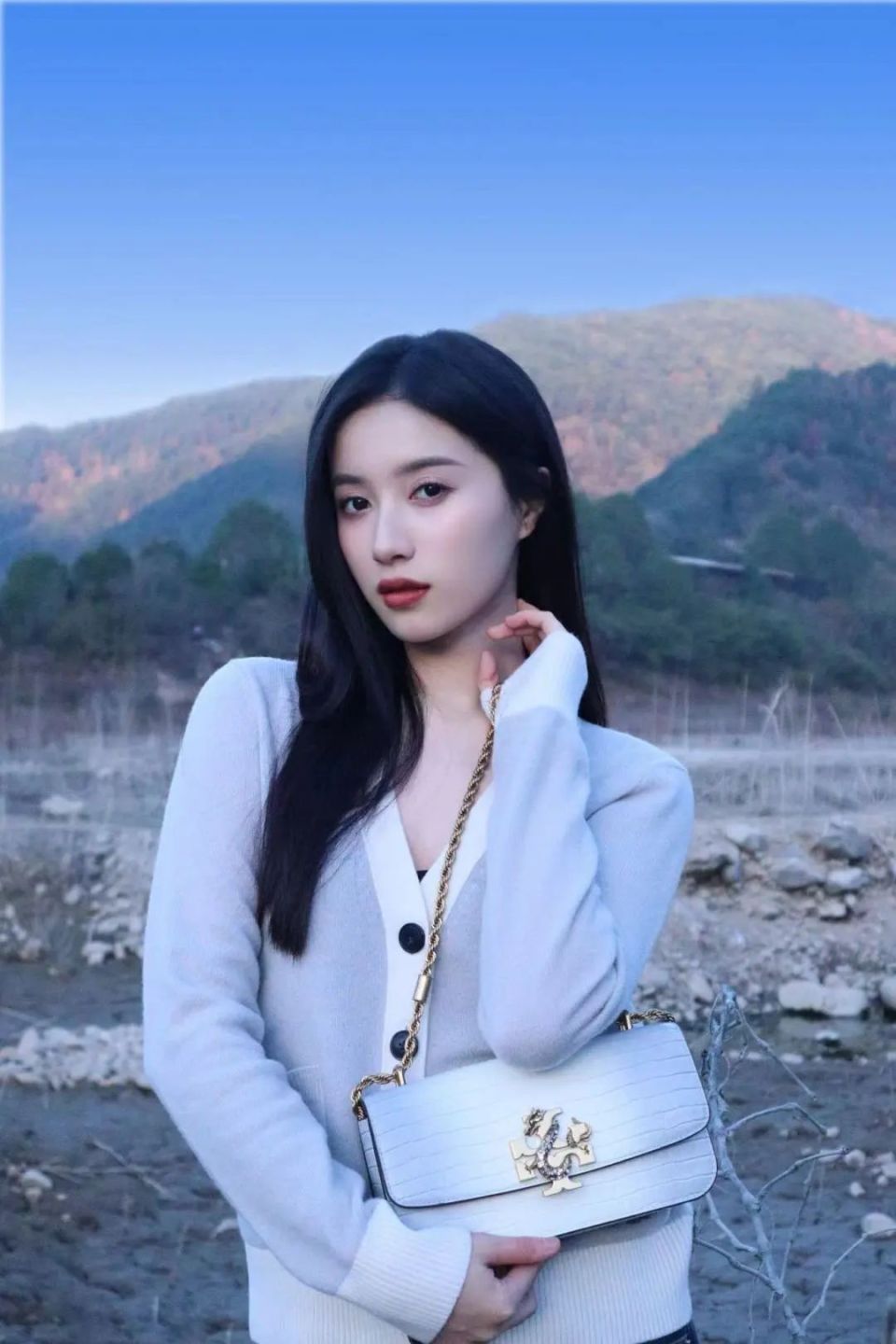 胡嘉欣演绎toryburch率性气质