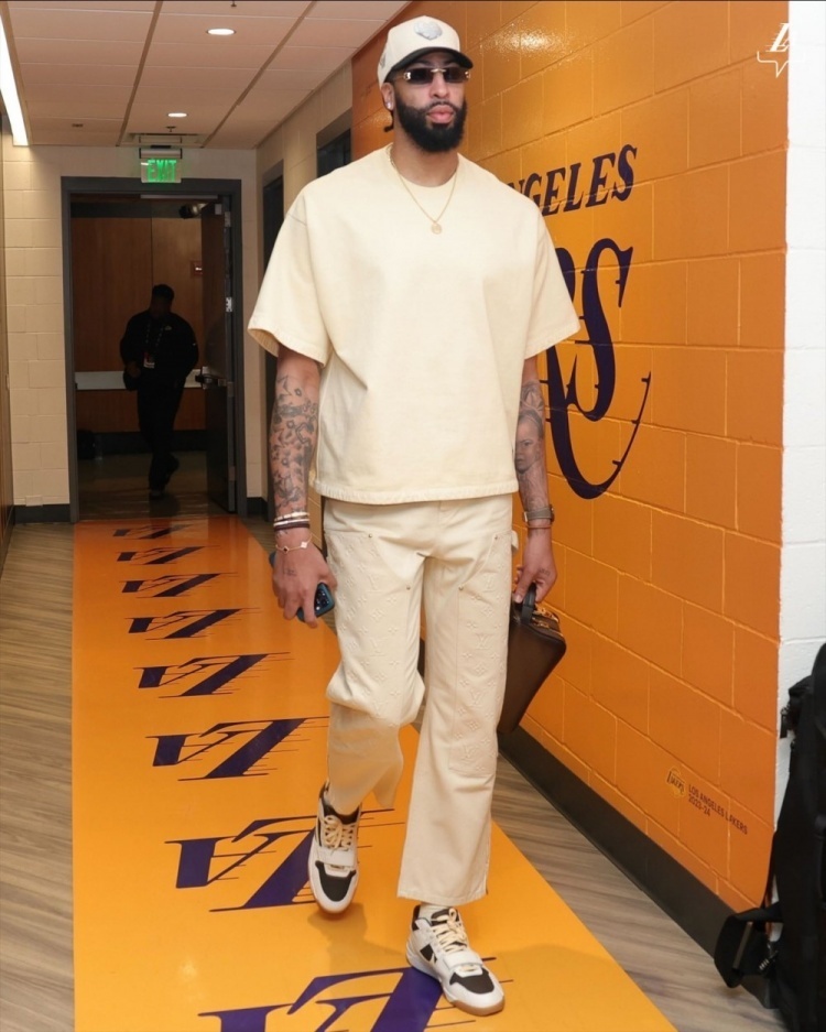 湖人众将赛前穿搭:里夫斯胸前"中国"二字显眼 浓眉素雅清爽