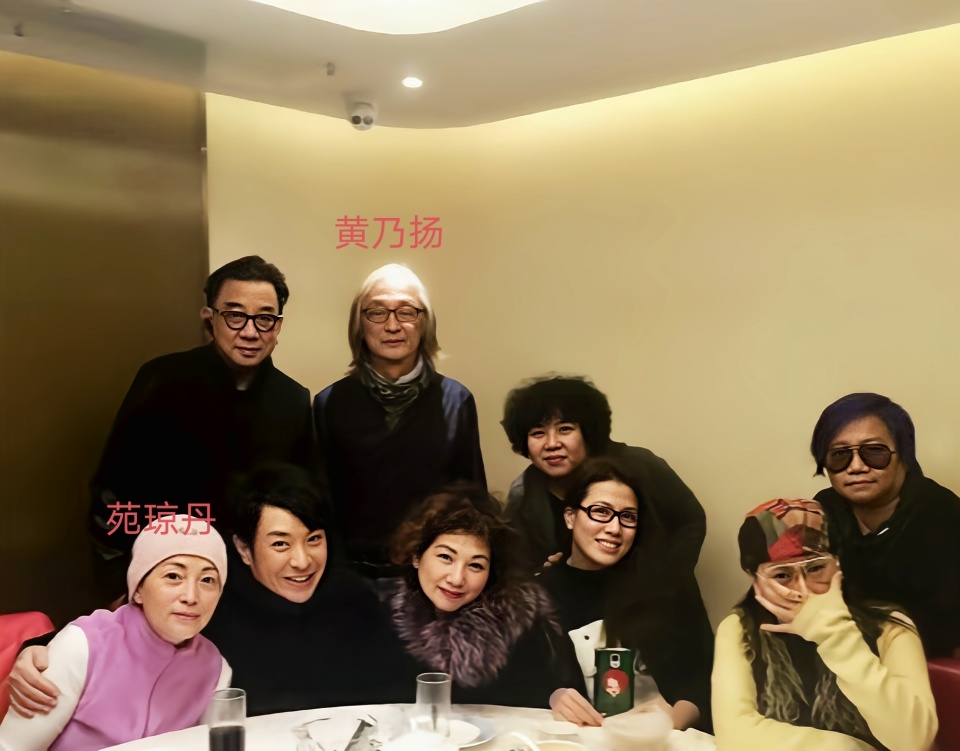 60岁苑琼丹被菲律宾封公主，头戴皇冠秀证书，自称要老公下跪请安_腾讯新闻