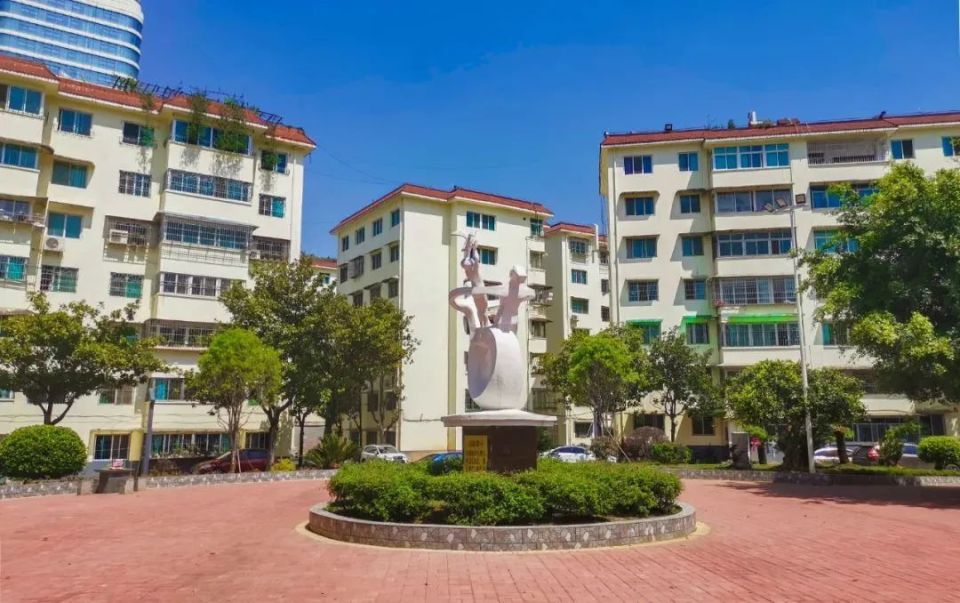 户,现已全部开工,完工4043户;城镇棚户区改造工作以完成存量任务为主