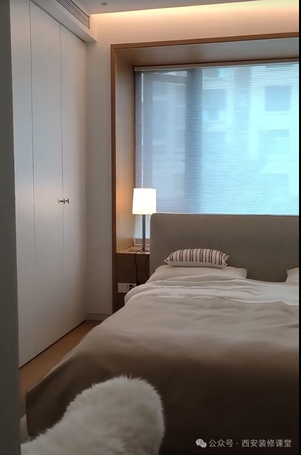 窗户,利用床头靠背满足安全感,左边l型的书桌书柜满足超级学习区,是不