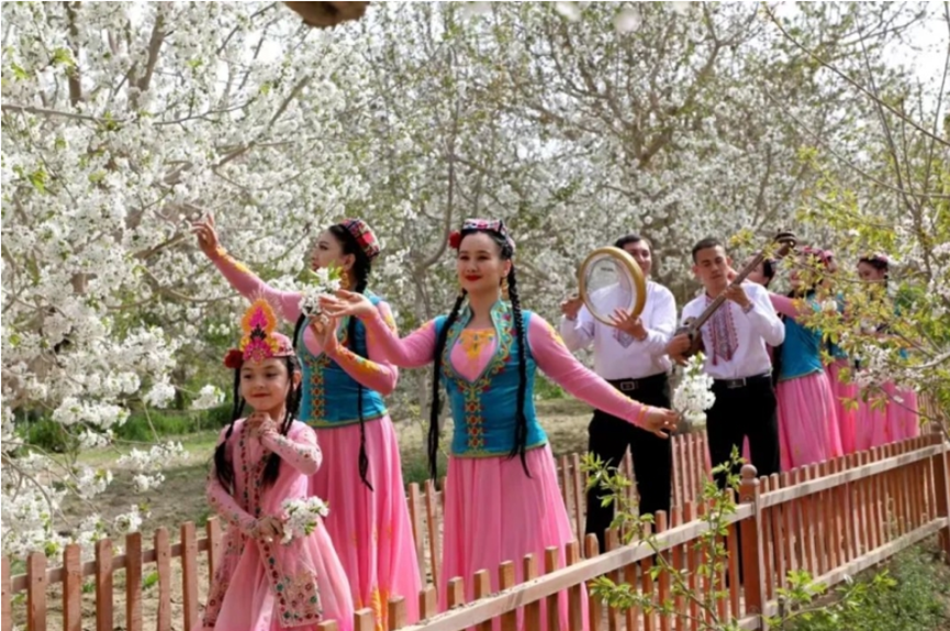 19"旅游周美食节活动时间:5月19日-5月25日地点:锡提亚迷城景区叶城