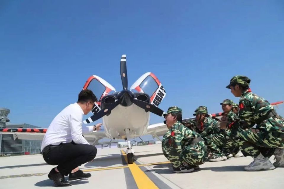 即墨区灵山牛齐埠小学走进即墨机场开展航空研学实践
