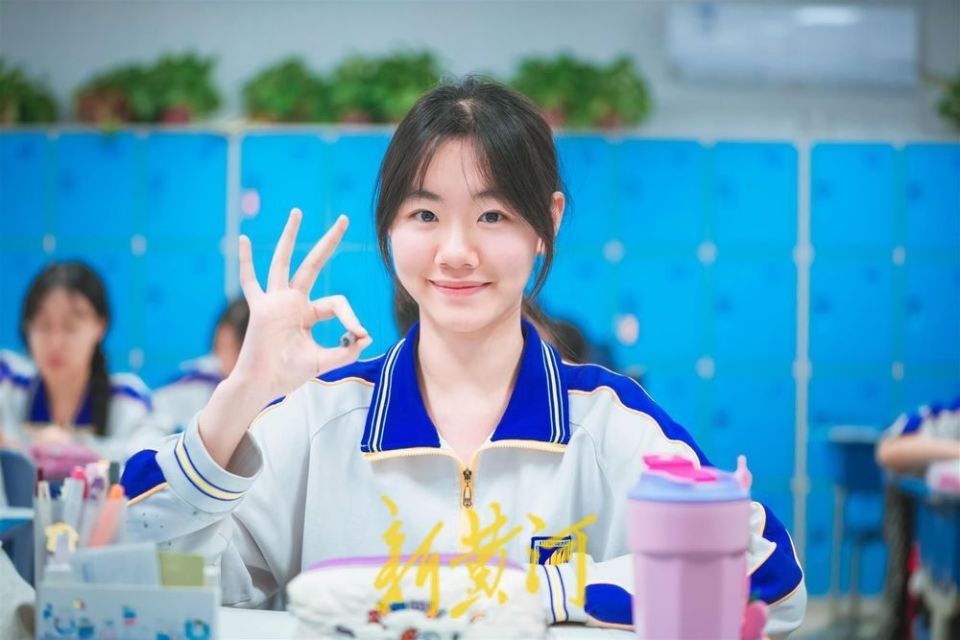 傍晚时分,山师附中教学楼内灯火通明,高三年级的学生们正值冲刺的关键