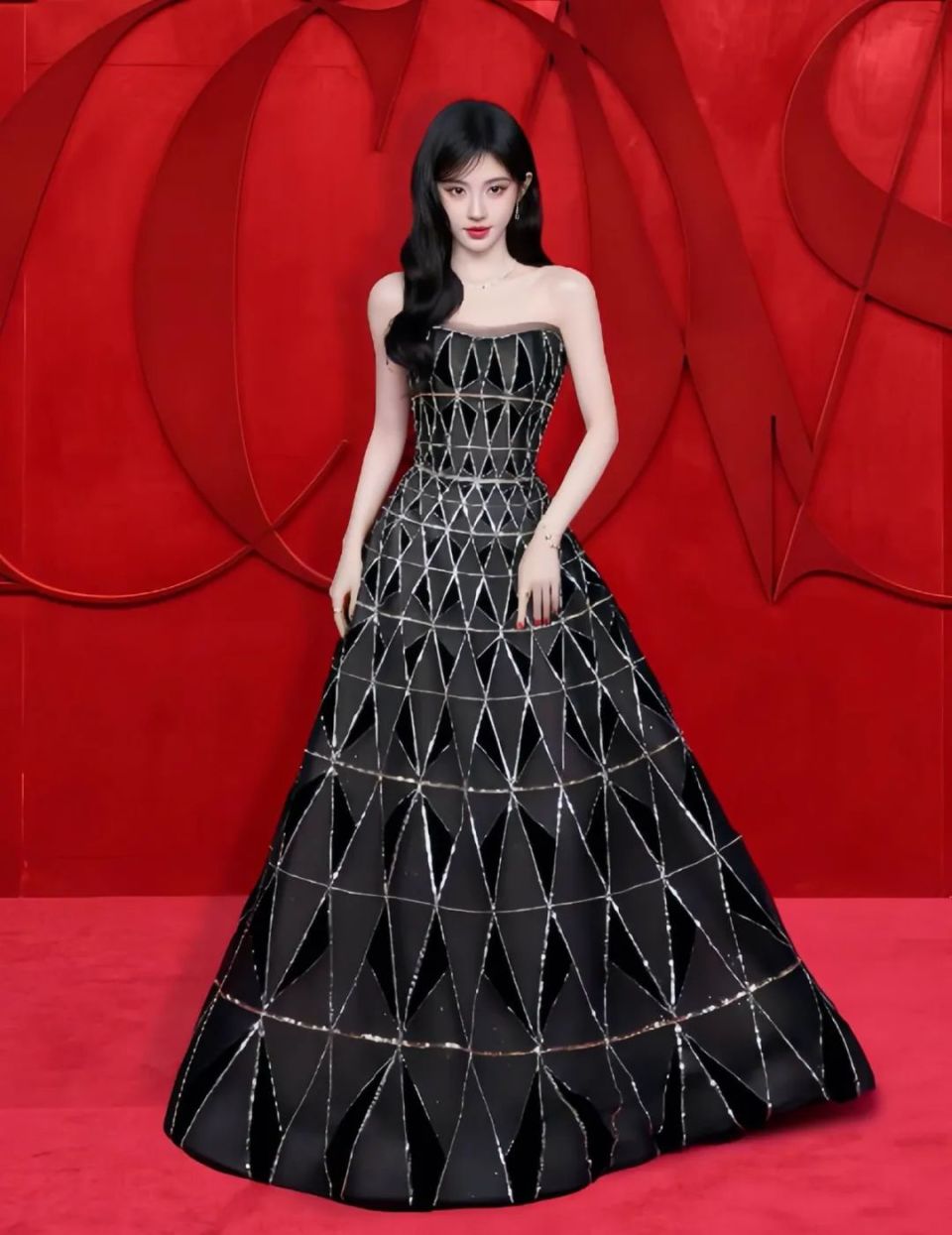 曾被全网黑的鞠婧祎,成了"出手就是第一"的时尚女王?