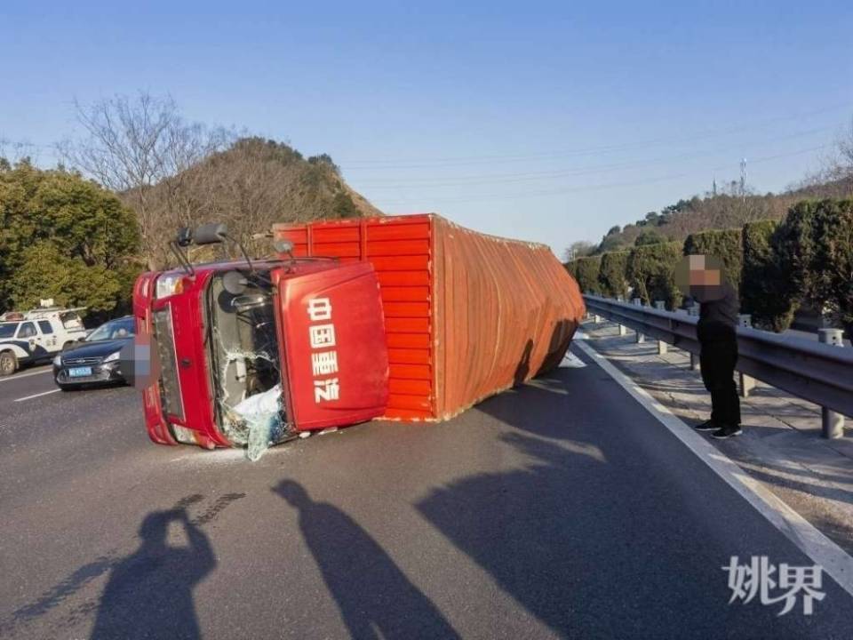 货车翻车图片真实图片