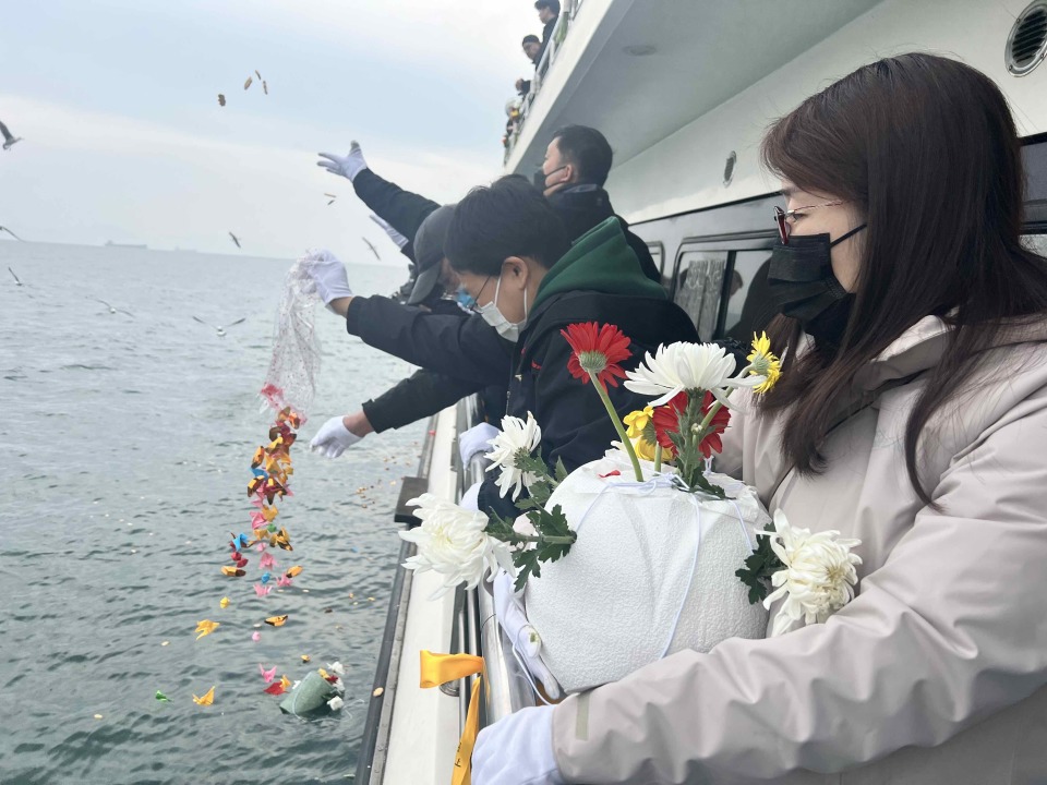哈尔滨市在大连举行第36次海葬,76位逝者长眠大海