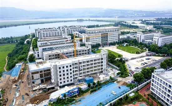 7月17日,三门峡市外国语高级中学新建博文楼,人防工程及运动场改扩建