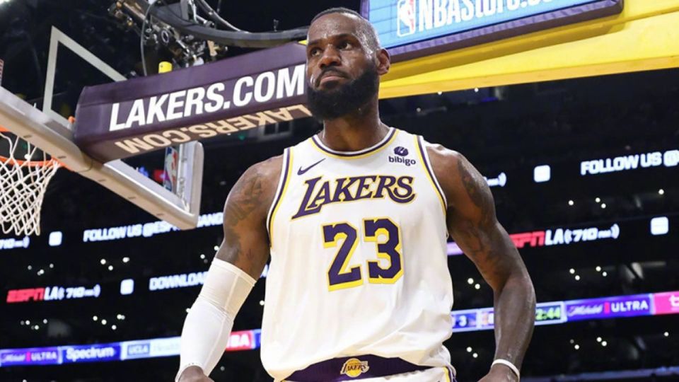 湖人关键时刻落后8分詹姆斯直接不传了所有人拉开我自己打