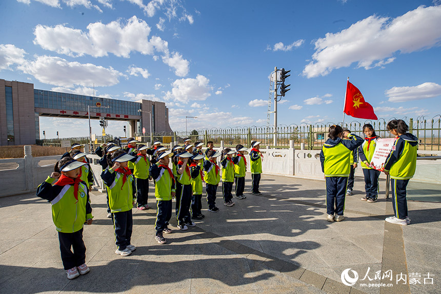 杨金烨摄二连浩特市第二小学学生参观站史馆.杨金烨摄