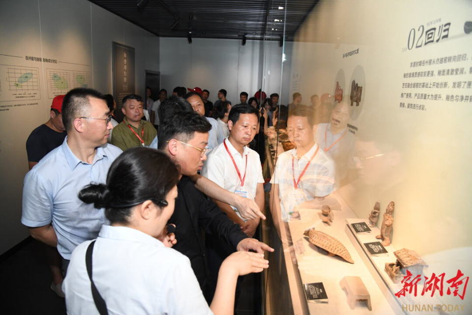 湘阴县领导李镇江,张奕,张淼,胡锦平,陶娜,张亚玲,甘文伟等参加开馆仪