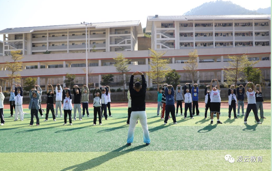 百色市鸿顺高级中学开展八段锦进校园活动