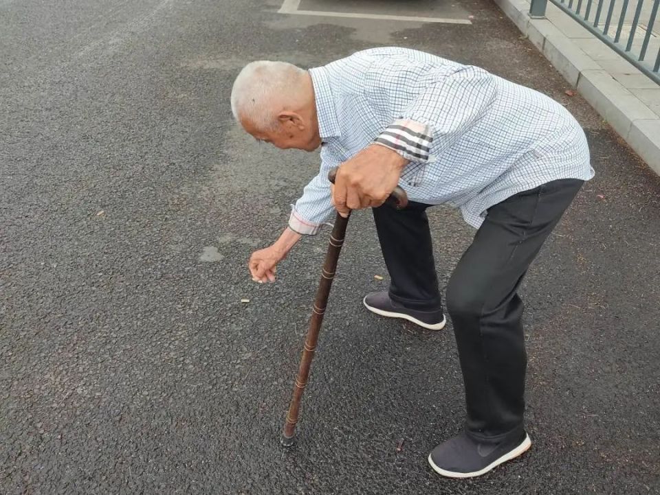 一个动作温暖一座城 93岁白发老人三年弯腰捡烟头_腾讯新闻