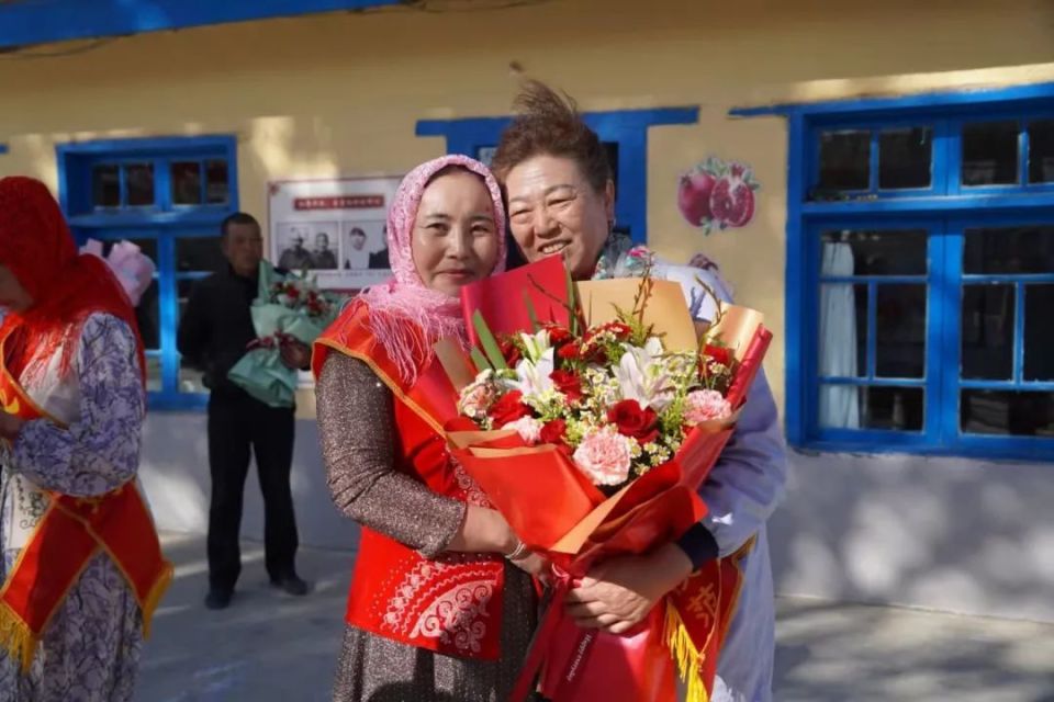 其中,高彩萍获得全国民族团结进步模范个人荣誉称号.